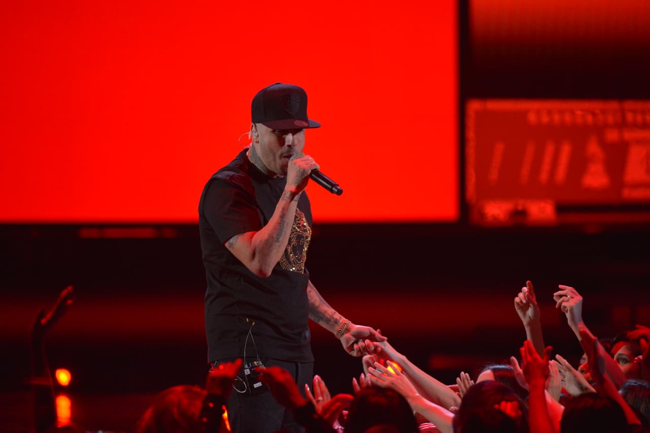 Ahí donde lo ves, este papurri aplica el dicho "en el aire las compone", ya que una de sus formas de conquista es componiendo en el momento, según la chica y el lugar.