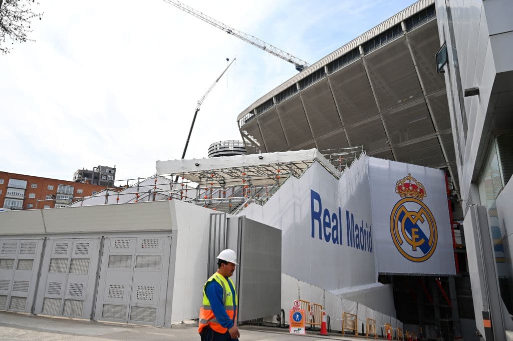 La obras en el Santiago Bernabéu continuan a toda máquina para adelantar todo lo posible durante la cuarentena. Entre lo más destacado est´a el desmontaje de la cubierta del estadio. En el fondo norte se ha desmontado toda la estructura metálica y se está desmontando sector a sector la cubierta rígida de la que ya prácticamente no queda nada.