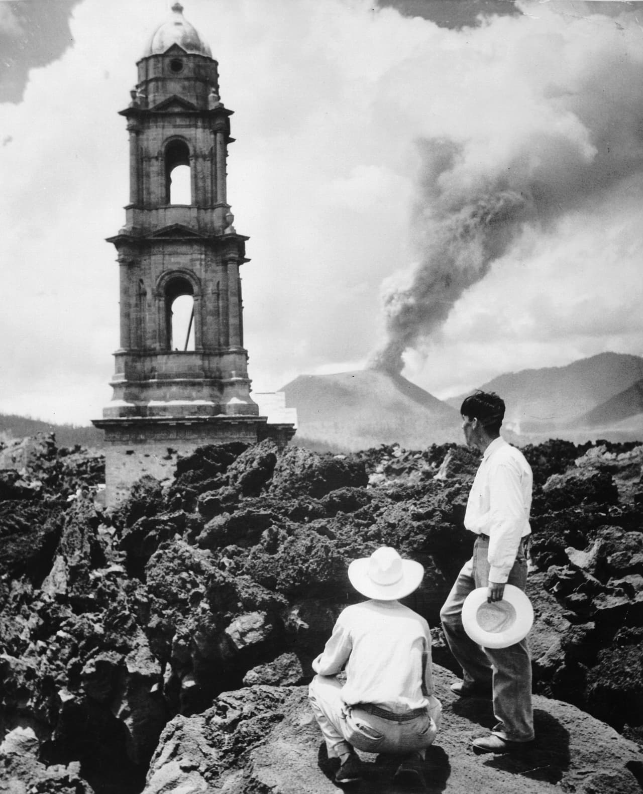 <b>1950</b>. La lava del Paricutín no pudo cubrir la torre de la iglesia de San Juan Parangaricutiro.