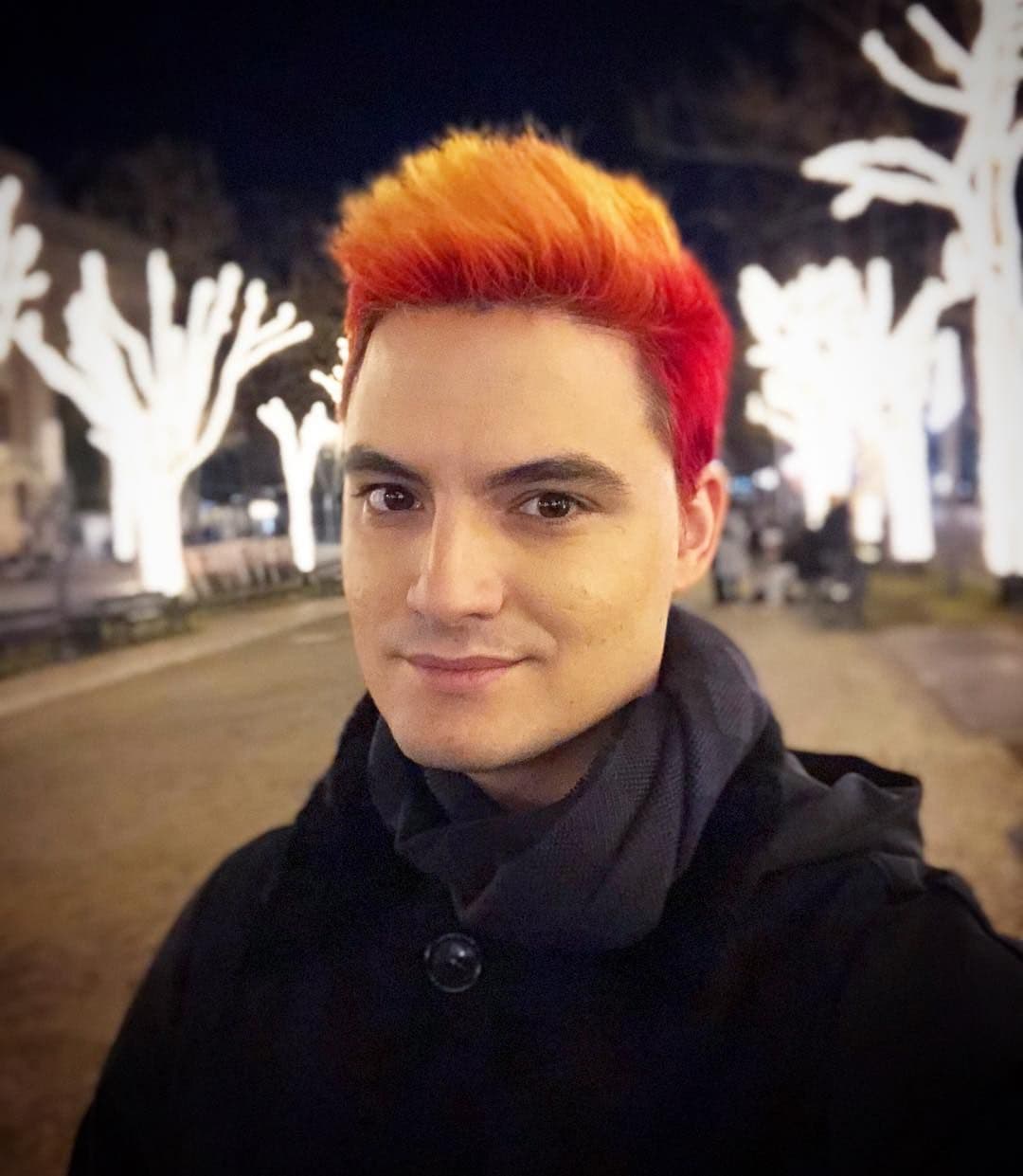 <b>Felipe Neto</b>: brasileño que tiene más de 20 millones de suscriptores en YouTube, hace bromas, parodias y también juega videojuegos. Su pelo amarillo, al igual que su risa, son característica que forman parte de su personalidad.
<br>
<br>