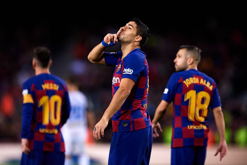 Barcelona golea en casa al Alavés y es super líder de La Liga española. Con goles de Suárez, Messi, Vidal y Griezmann, Barça se impone 4-1 al Alavés.