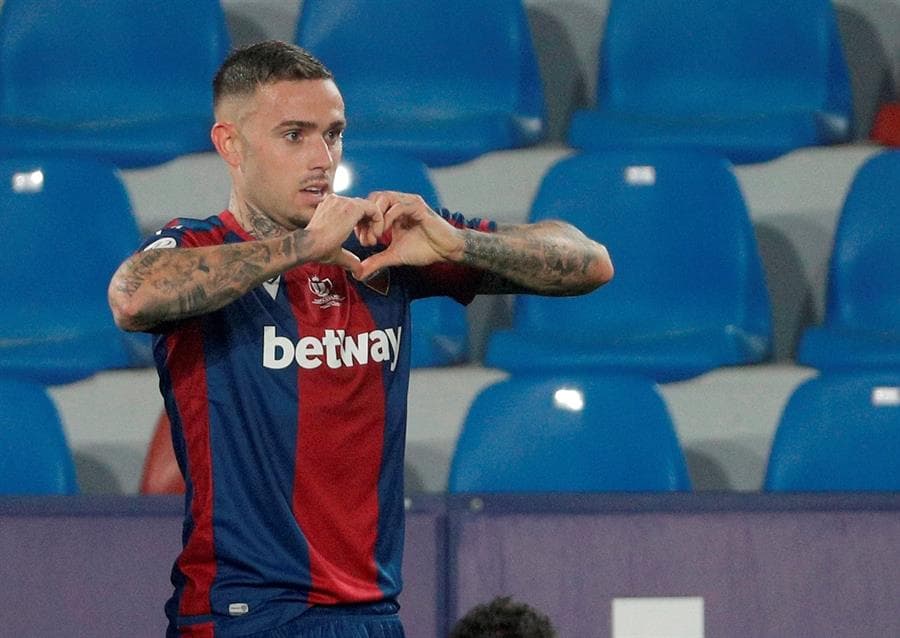 Athletic Club derrota, en tiempo extra, al Levante con un marcador de 2-1 y jugará la final de la Copa del Rey ante el Barcelona el 17 de abril en La Cartuja. Roger Martí anotó el primer tanto al minuto 17, pero Raúl García se encargó de igualar las cosas. Remiro, al minuto 112, le dio la victoria y el pase a su equipo a la grna final.