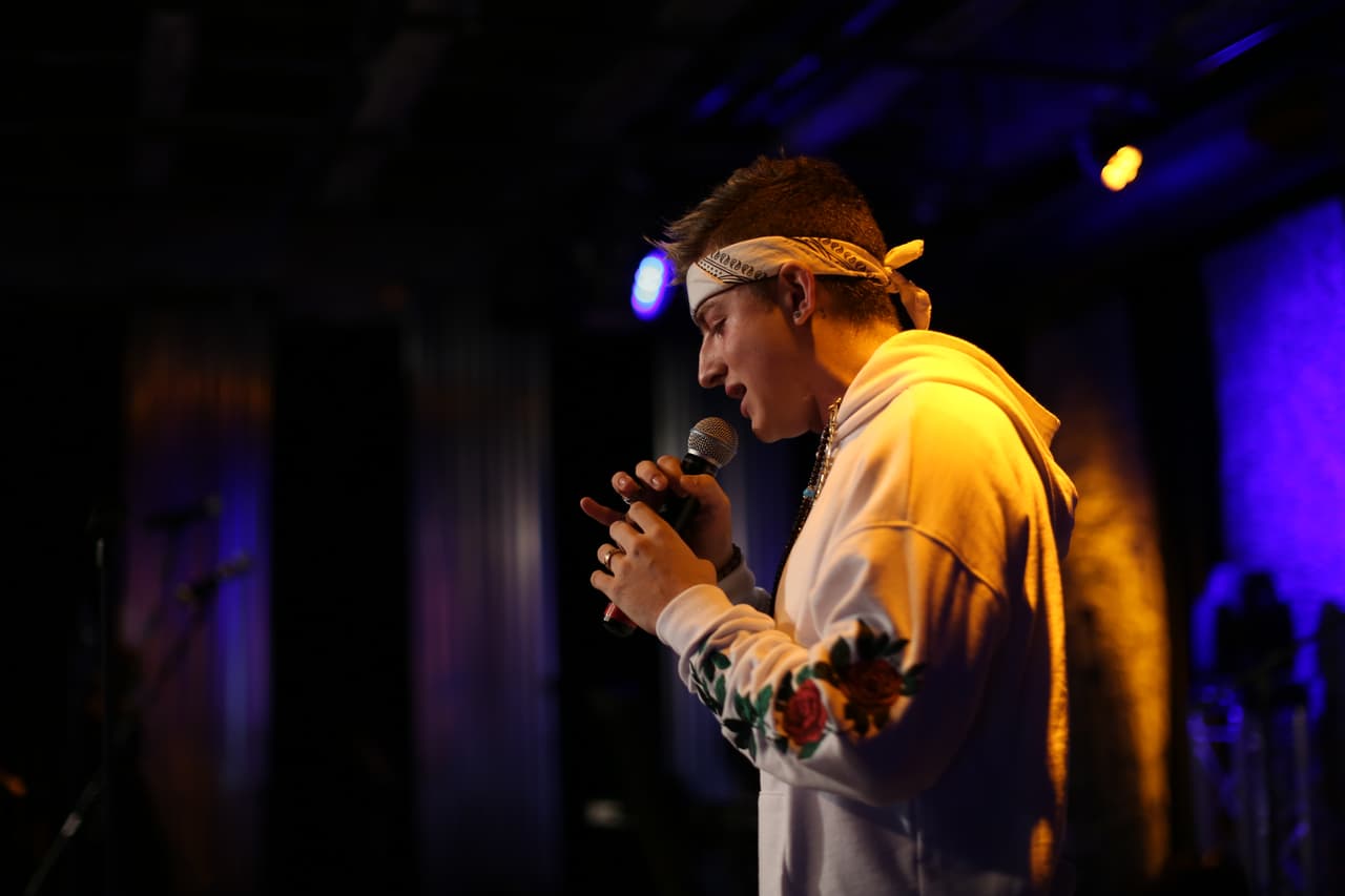 Así lo hizo también Matt Paris, quien presentó su sencillo 'Una excusa'.