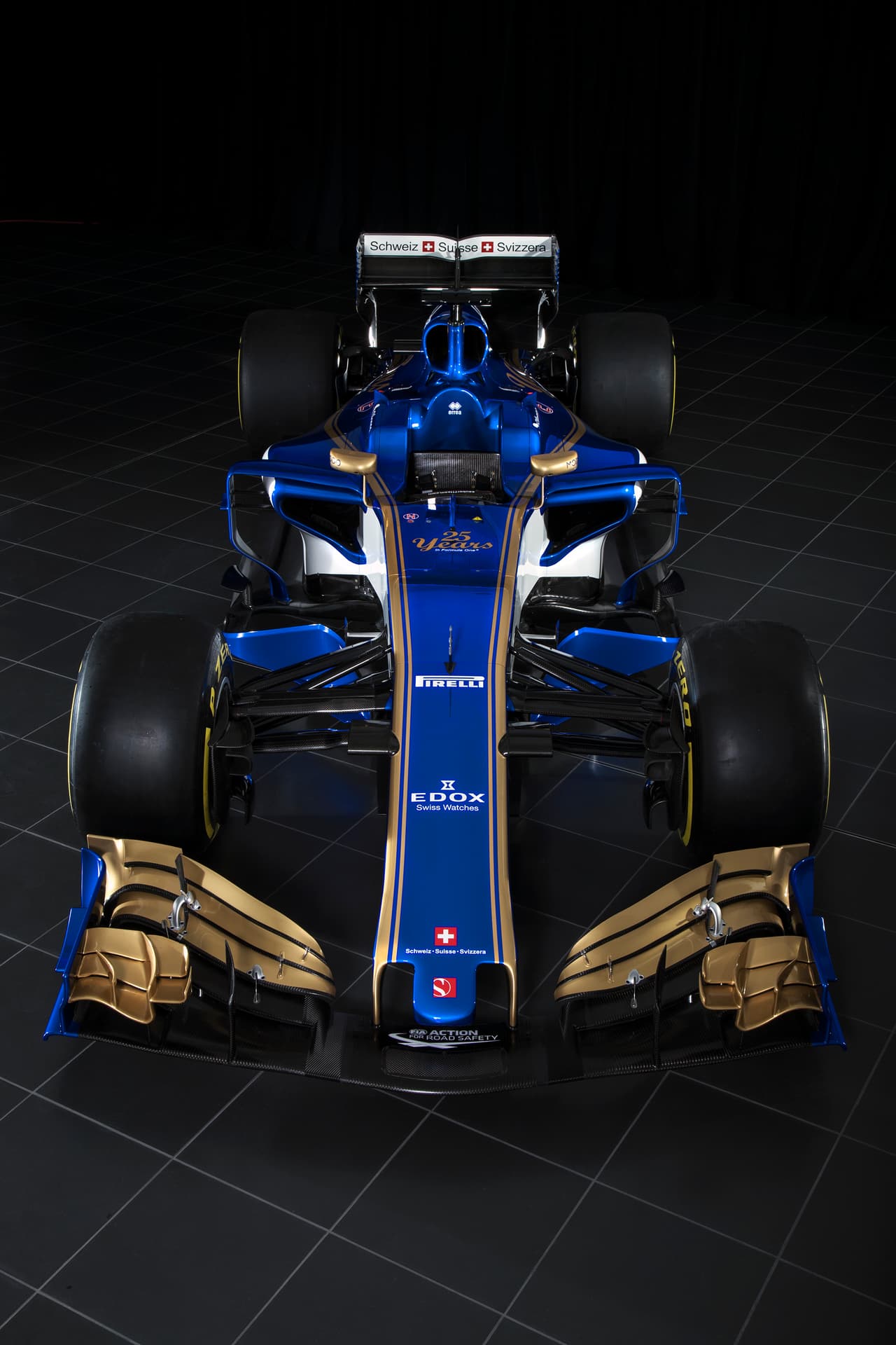 Desde esta temporada los monoplazas de Fórmula 1
<b>aumentan su ancho</b>, de 1.8 metros a dos metros, es decir de 70 pulgadas a 78. Lo mismo para los neumáticos, un 25 por ciento más anchos que hasta el año pasado.