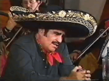 Durante ciertas facetas de su carrera Juan Gabriel adoptó el traje tradicional de charro propio de Vicente Fernández.