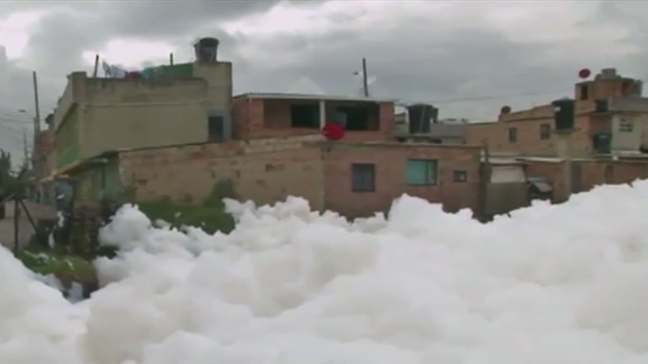 La espuma, que causa un olor fétido, fue producida por un río contaminado. La población teme que les cause enfermedades y daños en sus viviendas.