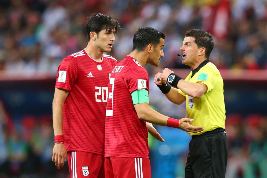 El árbitro del encuentro empezó a ponerse enérgico a medida que las acciones se iban poniendo más ríspidas. Aquí con el intenso regaño al Ehsan Hajsafi, por una falta.