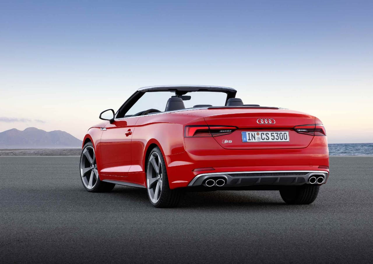 En la apariencia exterior, el
<b>Audi S5 Cabriolet</b> se diferencia a simple vista del A5, ya que trae una
<b>salida doble de escape a cada lado</b>, en tanto que el otro sólo tiene dicha salida a la izquierda.