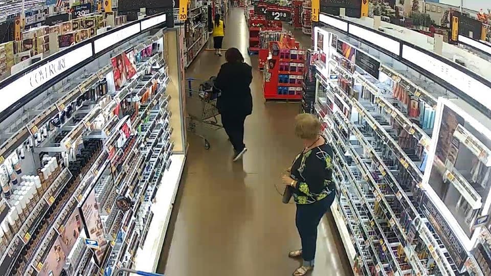 La policía advierte que los carteristas suelen sacar todo de los bolsos que roban, se quedan con el dinero y las pertenencias valiosas y después esconden las carteras vacías, entre los productos de otro pasillo.