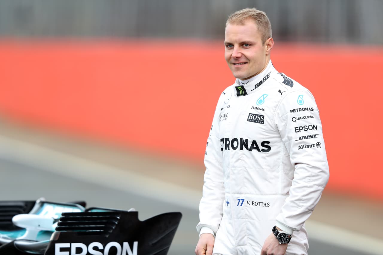 A fines de 2016 el reciente campeón Nico Rosberg sorprendió al mundo entero con el anuncio de su retiro de la Fórmula 1. Para su reemplazo, la escudería convocó al finlandés
<b>Valtteri</b>
<b>Bottas</b>, quien corría en Williams desde su debut en la categoría en 2013.
