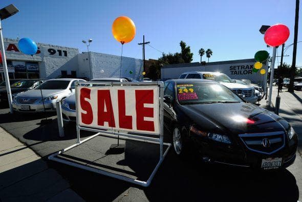 Si vas a comprar un vehículo presta atención a lo que dice la Procuraduría de Texas: “La ley federal requiere a todos los concesionarios de vehículos usados que informen al comprador si están vendiendo el vehículo usado con o sin garantía”.