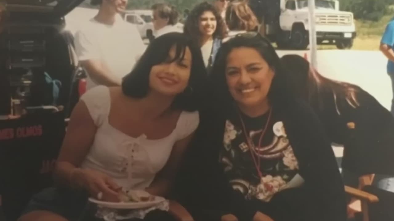 Esa confianza en sí misma la llevó a Hollywood, Julie fue la encargada del vestuario de JLo en la película de Selena y desde ahí no ha parado, ha trabajado en varios largometrajes y nunca olvidó que la 'Reina del Tex-Mex' fue fundamental en su vida.
<br>
