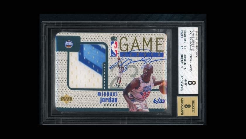 Otra tarjeta, esta de la súper estrella del baloncesto, 
<b>Michael Jordan se vendió el 11 de octubre de 2021 por $2.7 millones</b>.
<br>
<br>Esta tarjeta cuenta con un autógrafo y un parche de la camiseta del All-Star Game 1997-98 de Jordan. Esa temporada lideró la liga en anotaciones, ganó su quinto MVP y su sexto y último título de la NBA.