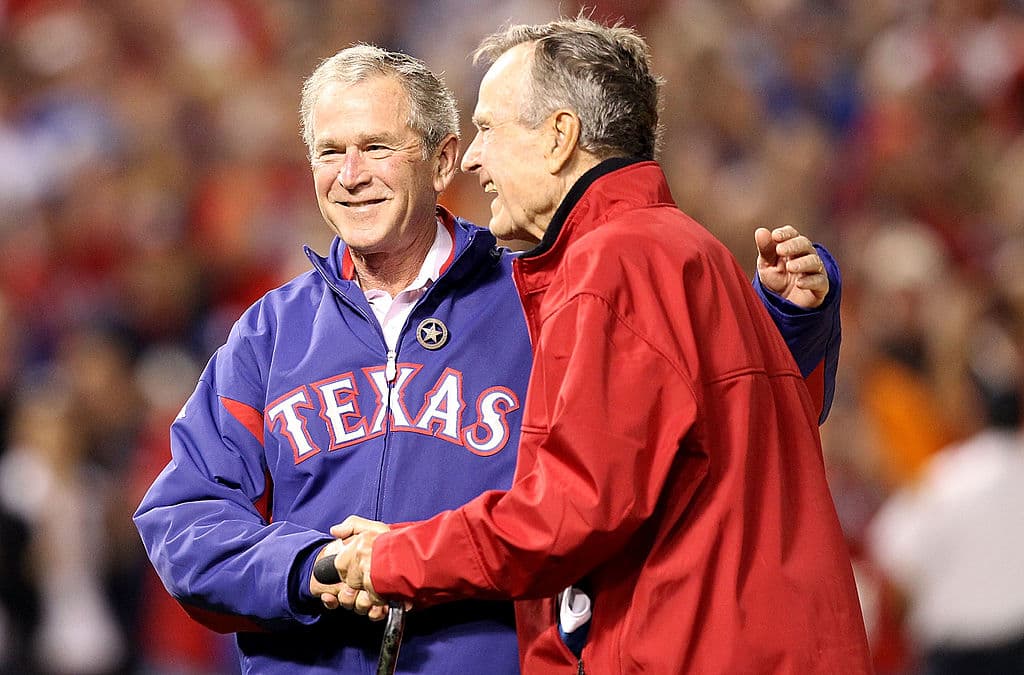 El ex presidente tiene una participación menor en el equipo de béisbol. Bush tuvo que encontrar $ 500,000 para su parte y pidió prestado el dinero a un banco de Midland.