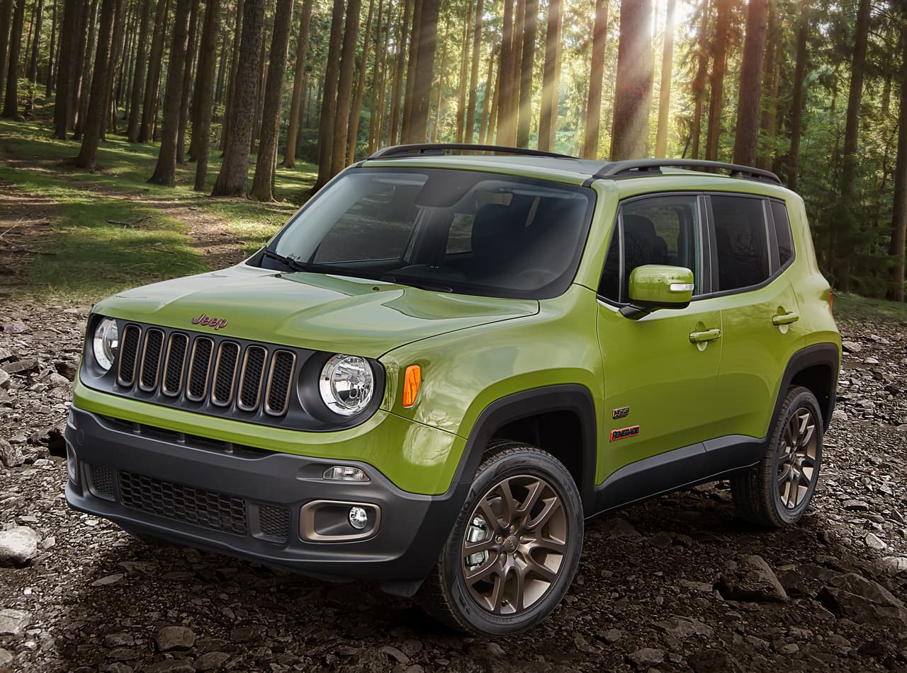 <b>3. Jeep Renegade</b>: A pesar de utilizar una marca eminentemente estadounidense, la pequeña Renegade es fabricada en Italia, al lado de sus gemelas mecánicas Fiat 500L y Fiat 500X. Para Consumer Reports la transmisión automática de 9 velocidades “ni es suave ni responde bien”. Otras áreas problemáticas han sido los equipos electrónicos y el sistema de sonido.
