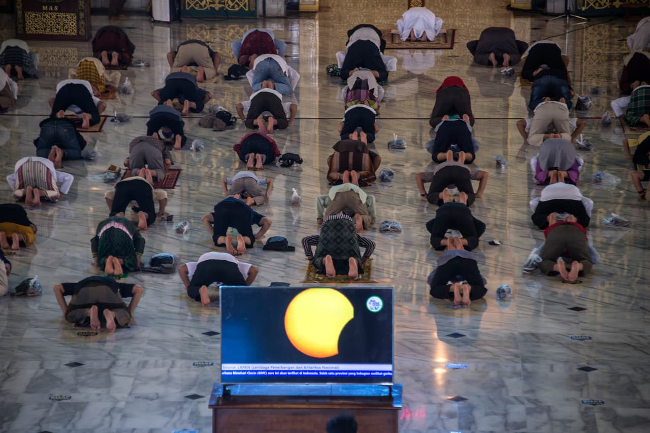 En esta mezquita de Indonesia, se instaló un gran monitor para ver el eclipse parcial de sol que ocurrió justo en el momento de la oración.