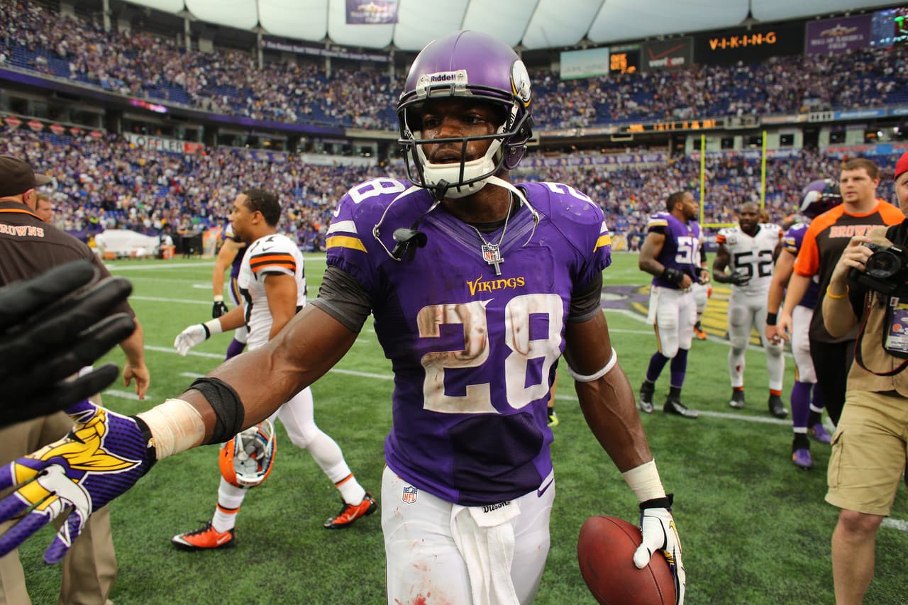 Adrian Peterson fue elegido como portada de Madden 14. Posteriormente fue acusado de abuso infantil, lo que le valió suspensión de toda la temporada.