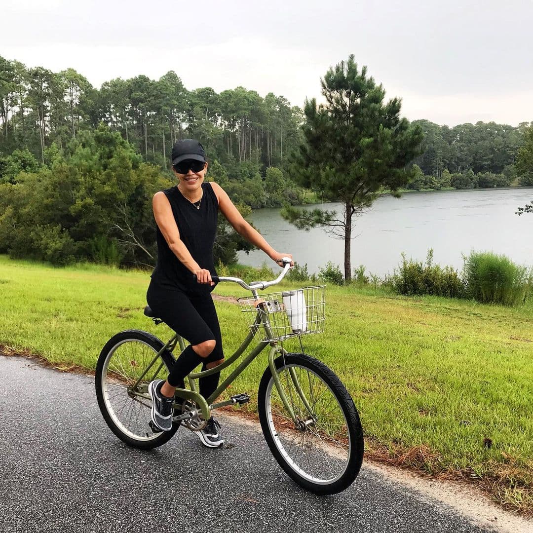 Pero la mexicana también combina rutinas como esta con otras actividades físicas como andar en bicicleta.