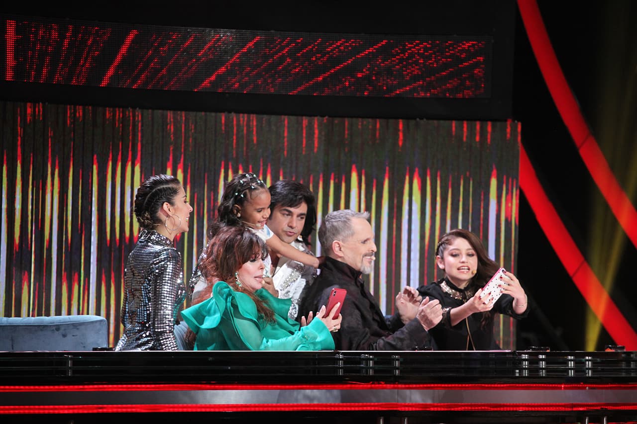 Obviamente le ha costado trabajo desprenderse de su celular, sin embargo, está aprendiendo a usarlo menos. Así lo hemos visto durante las grabaciones de Pequeños Gigantes, cuando lo deja mientras está al aire y lo vuelve a tomar en los cortes, cuando se toma selfies con los jueces o manda mensajitos.