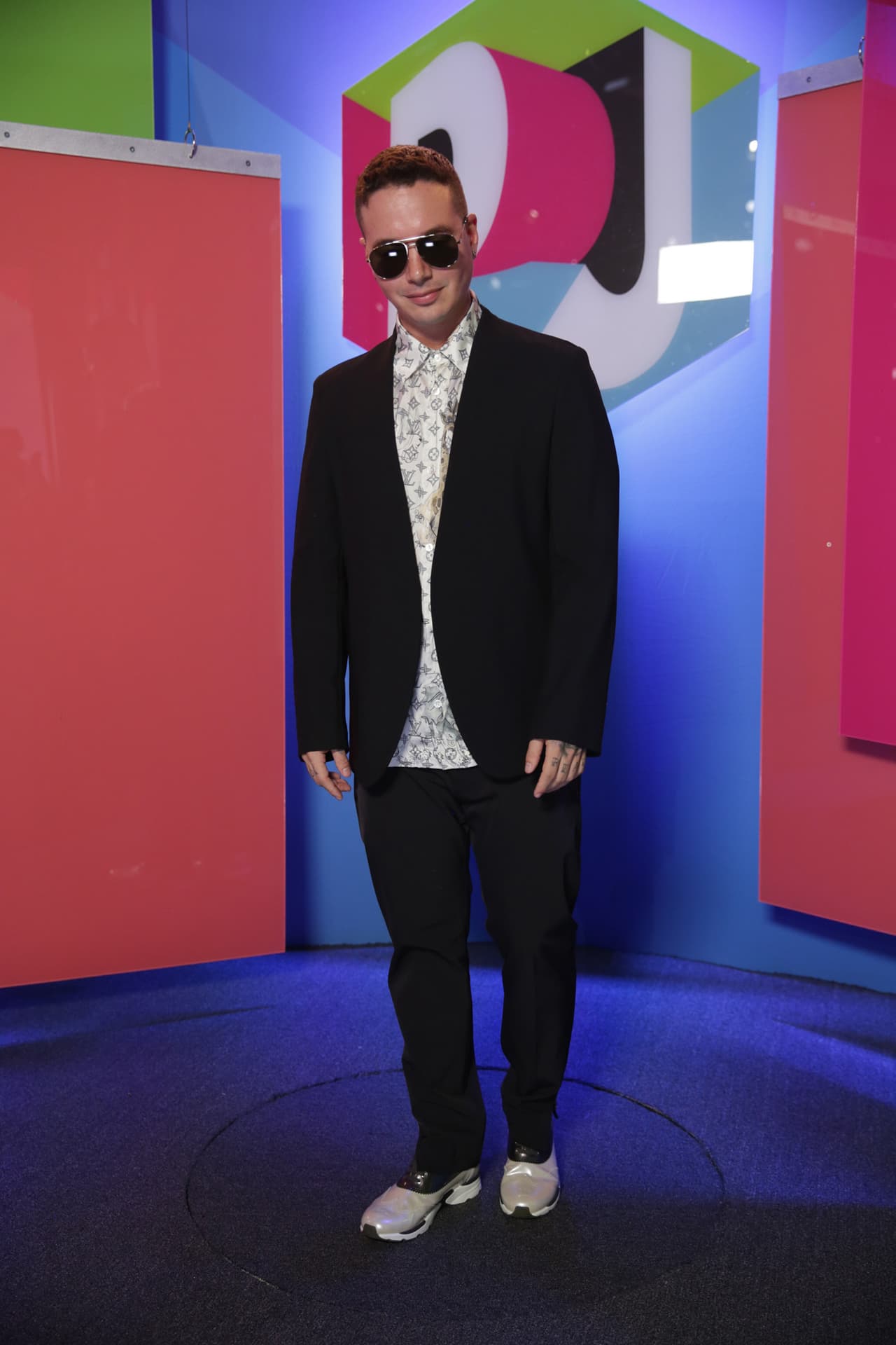 J Balvin fue mucho menos llamativo que el año pasado, pero aún así logró deslumbrar en la alfombra.