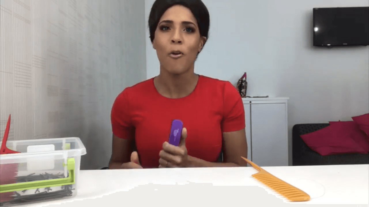 Francisca señaló que desde los 11 años realiza la técnica dominicana y demostró públicamente que aún recuerda como realizarlo, aunque en esta ocasión le fue un poco más difícil debido a que ahora cuenta con extensiones en el cabello.
<br>