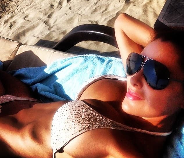 No podemos olvidarnos de sus bikinazos, tomando el sol es una reina en toda la extensión de la palabra.