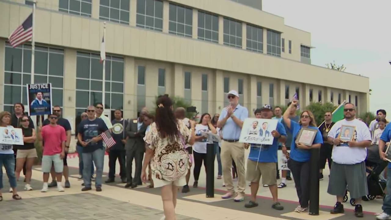 Comunidad protesta en Angleton por muerte del hispano John Mendoza Jr. tras persecución policial