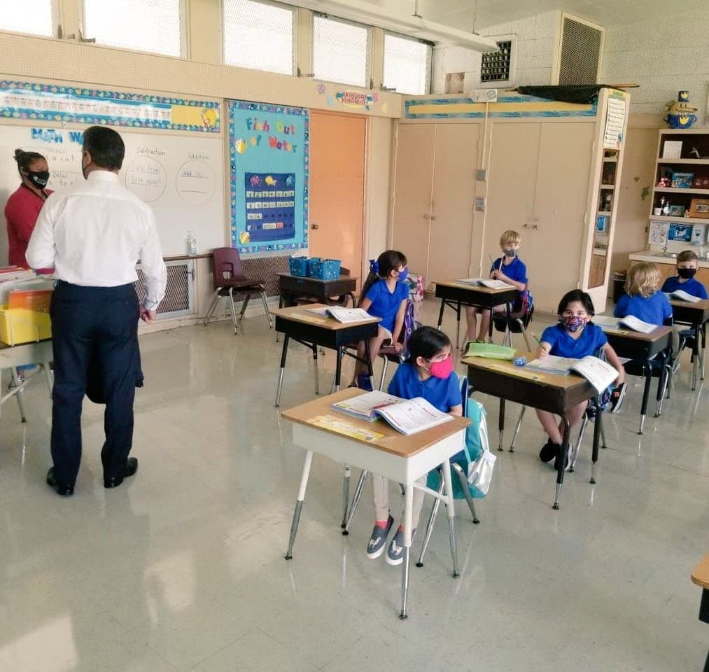 Por ello crearon un tablero informativo, en donde se van actualizar los contagios de coronavirus que se detecten en las escuelas del condado Miami-Dade. Los escuelas están organizadas en el tablero publicado en internet por orden alfabético y contabiliza los casos en empleados y en estudiantes.