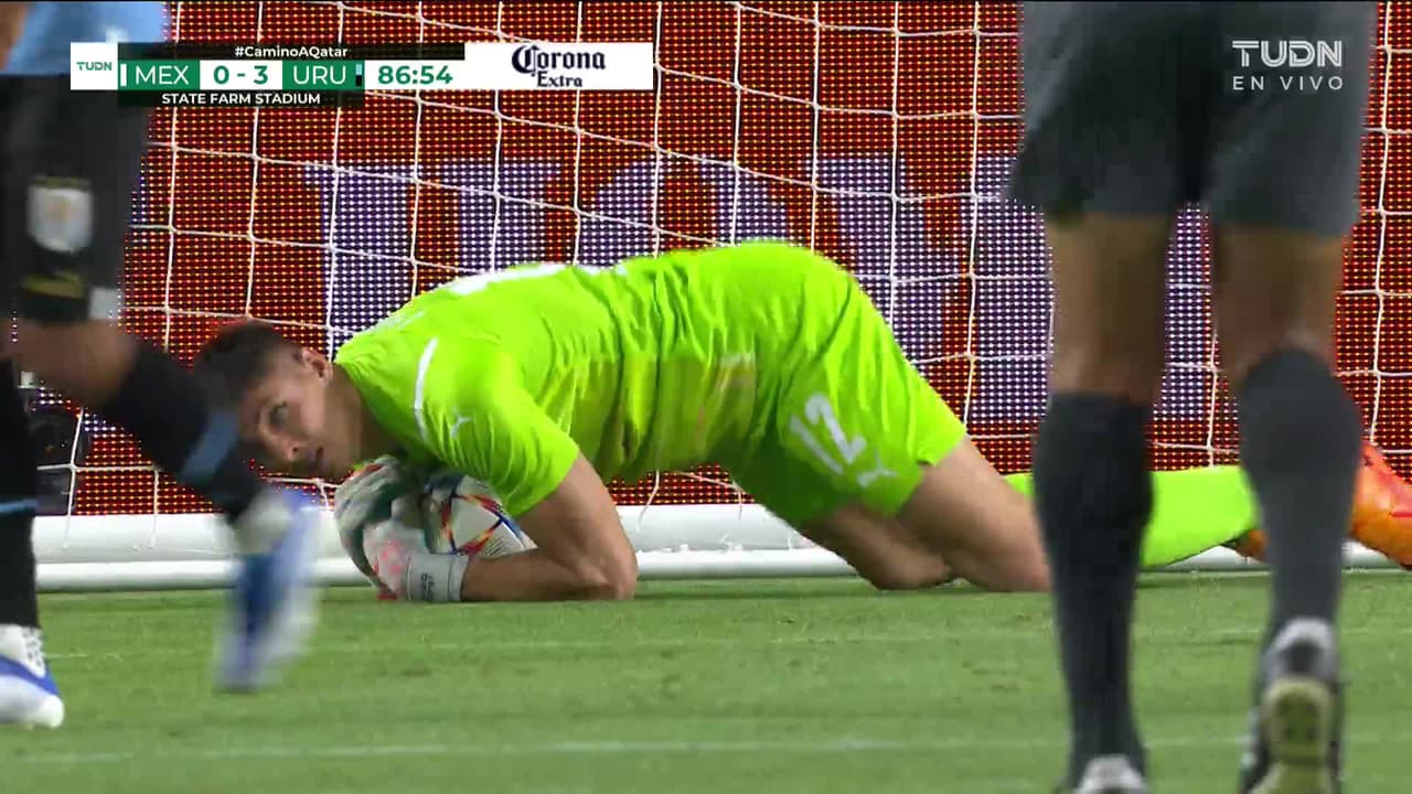 ¡TIRO ATAJADO! disparo por Héctor Herrera.