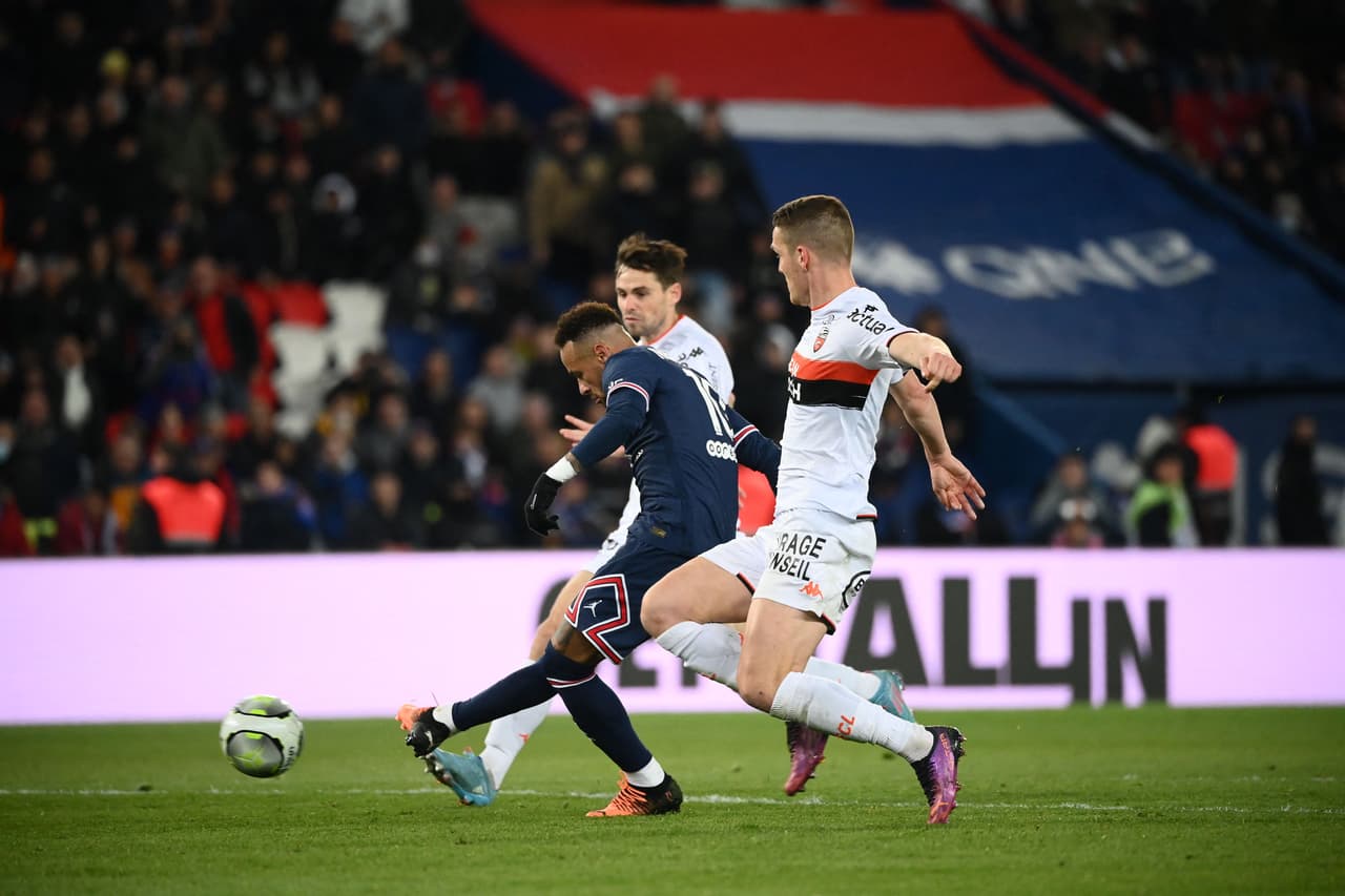 El PSG goleó al Lorient gracias a los dobletes de Neymar y Mbappé, así como otro tanto de Messi.