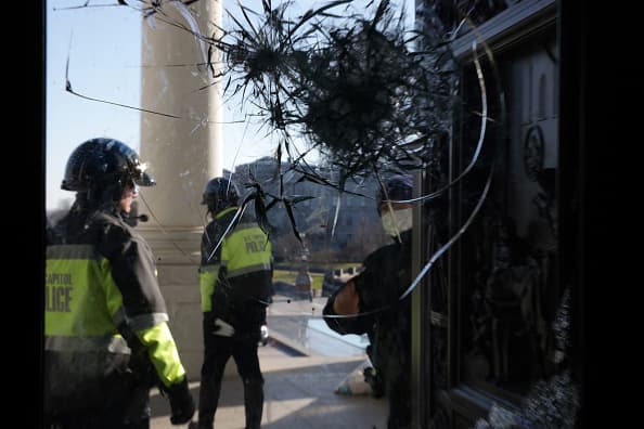 EEUU alerta sobre posibles ataques de terrorismo interno al terminar las restricciones del covid-19