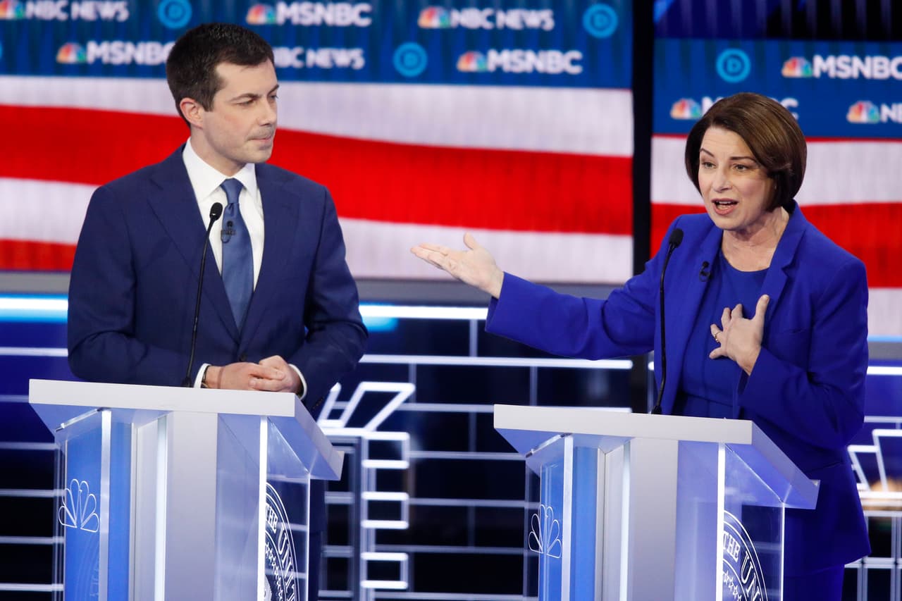 <a href="https://www.univision.com/temas/amy-klobuchar">Amy Klobuchar</a> lo había hecho bien en anteriores debates pero en este tuvo un intercambio especialmente tenso sobre su olvido del 
<a href="http://uni.vi/DI3C102angI" target="_blank">nombre del presidente de México </a>en una entrevista. El exalcalde Buttigieg aprovechó el episodio para cuestionar las credenciales de la senadora en política exterior de una manera que Klobuchar consideró ofensiva al punto que le preguntó, notablemente molesta: "¿Estás diciendo que soy tonta, Pete?".