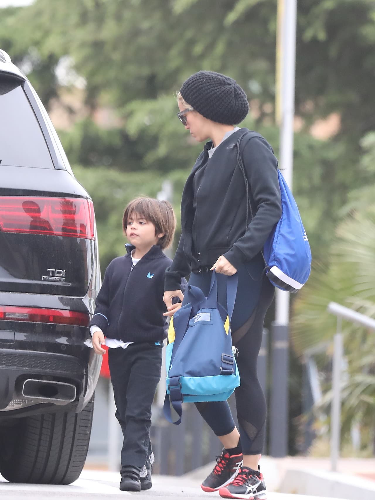 Esta semana Shakira fue captada con
<b> e<a href="http://www.univision.com/musica/exclusiva-shakira-revela-sus-preocupaciones-como-mama">l menor de sus hijos, Sasha Piqué</a>,</b> en una cancha de tenis. "Una cosa buena que tiene ser madre es que te organiza. De alguna manera, mis hijos me tienen marchando. Ellos son mi prioridad absoluta" dijo la cantante a Univision sobre el tiempo que dedica a las actividades de sus hijos.