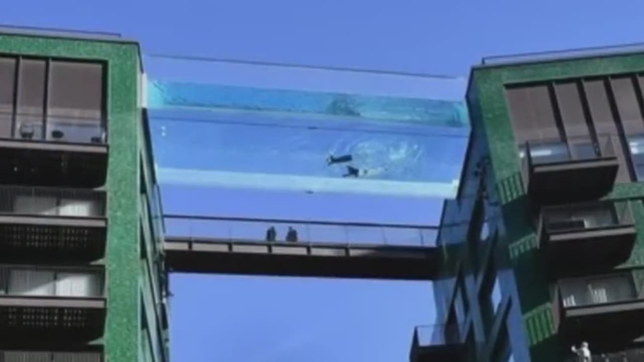Piscina transparente en las alturas: una experiencia para residentes de vecindario exclusivo de Londres