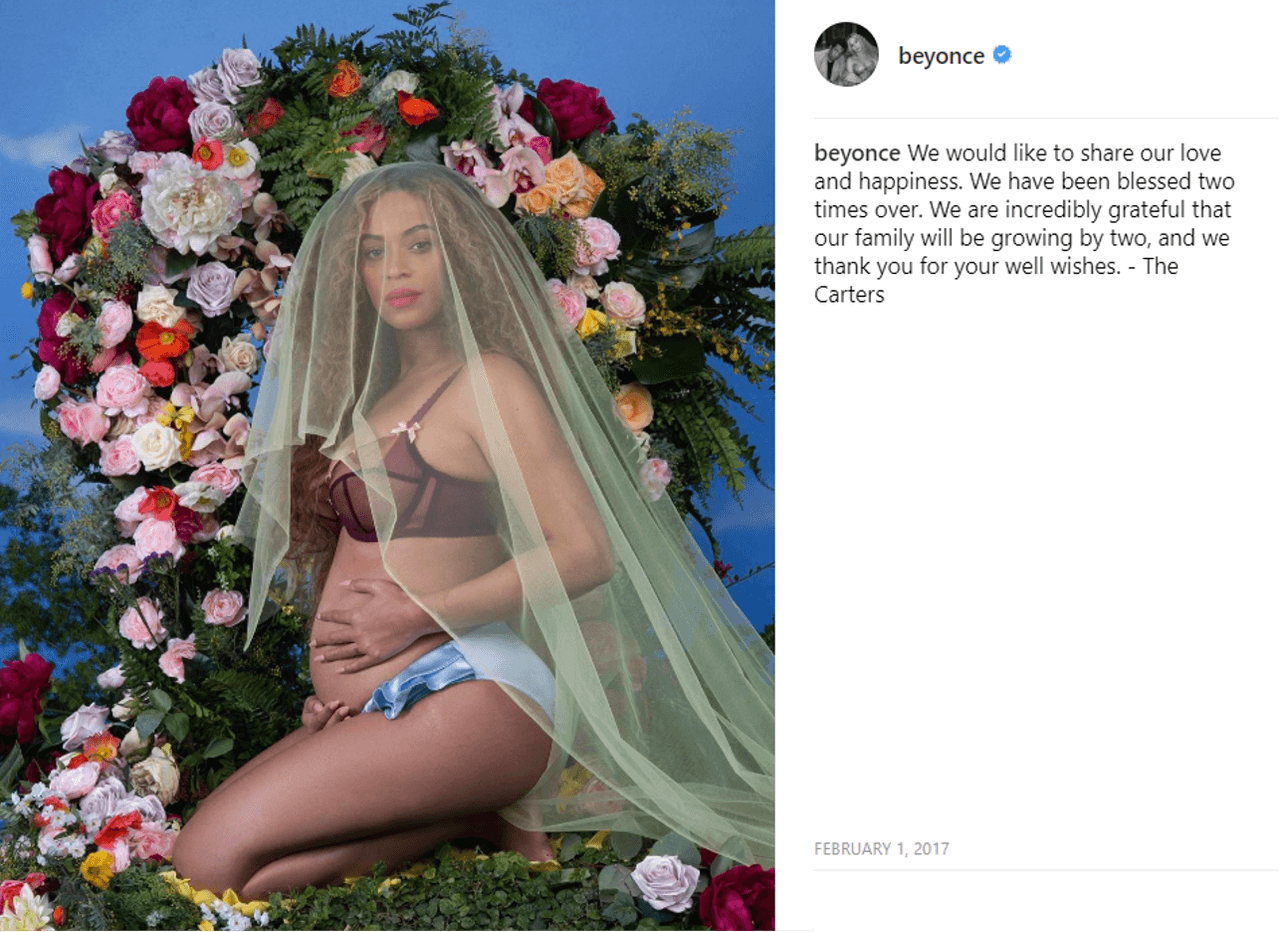 La imagen, medio en cuclillas y rodeada de flores, recuerda a la que usó el año pasado la cantante Beyoncé para revelar que 
<a href="https://www.univision.com/entretenimiento/actriz-de-greys-anatomy-copia-la-foto-de-beyonce-para-celebrar-que-esta-embarazada">esperaba mellizos</a>.