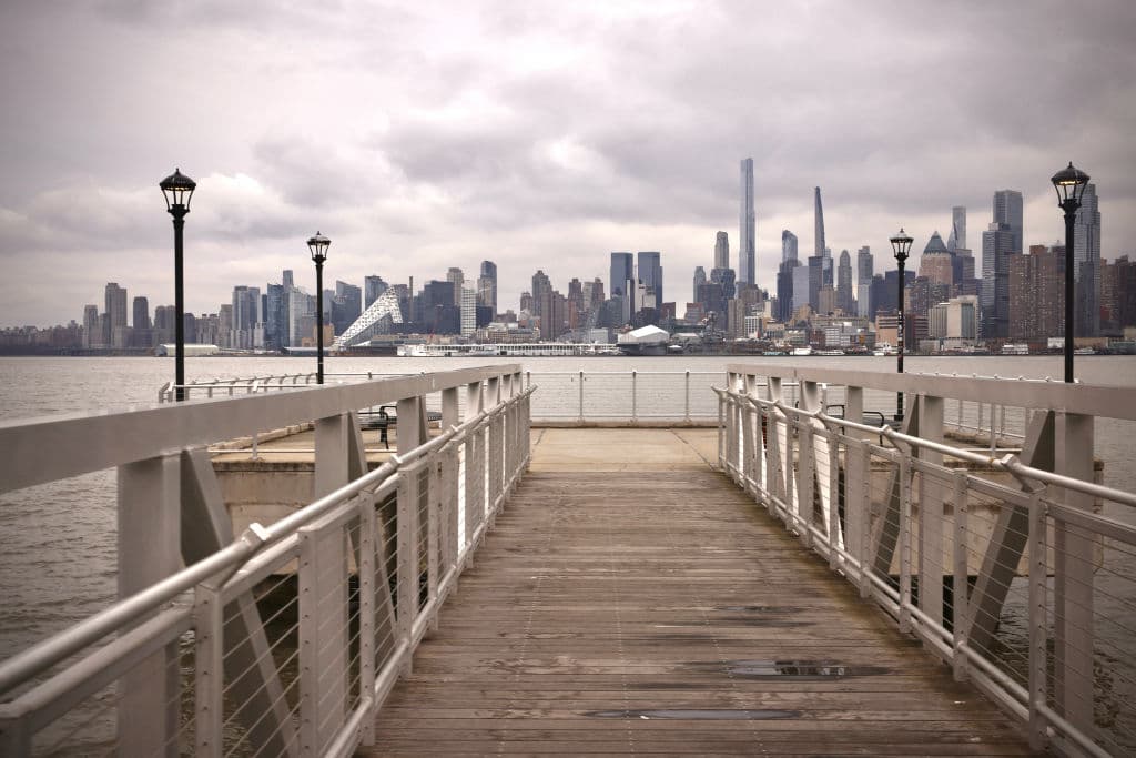 El Skyline de Nueva York antes de la tormenta invernal en las últimas horas del día de este domingo 19 de enero.