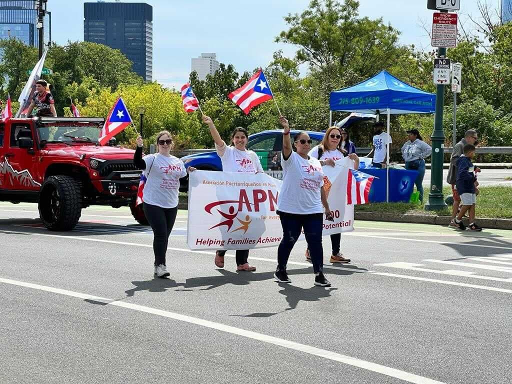 Diversas organizaciones como la Asociación Puertorriqueños en Marcha forman parte del desfile que da inicio en la calle doce.
<br>