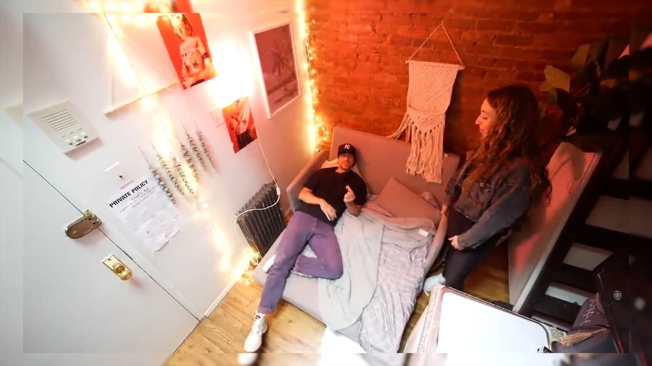 Alaina Randazzo, una joven de Manhattan, mostró su apartamento de 80 pies, el tamaño de un estacionamiento vehicular, o de un clóset al 
<b>youtuber Caleb Simpson</b>. Es 
<a href="https://www.univision.com/local/nueva-york-wxtv/apartamento-pequeno-manhattan-youtube-caleb-simpson-alaina-randazzo" target="_blank">quizás el más pequeño de Manhattan. </a>
<br>