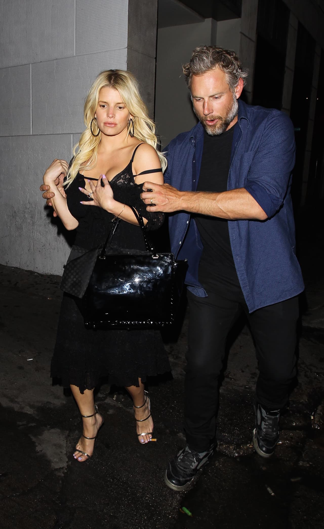 Su esposo, Eric Johnson, tuvo que ayudarle.