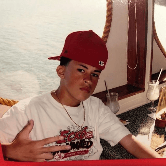 Nadie imaginaría que a este niño, 
<b><a href="https://www.univision.com/entretenimiento/bad-bunny-cumplira-su-sueno-de-jugar-baloncesto-con-la-nba-al-menos-por-un-dia-fotos">fanático del baloncesto</a></b> y las patinetas, sería una mega estrella en su etapa adulta. Este artista actualmente cuenta con 12 nominaciones a Premio Lo Nuestro.