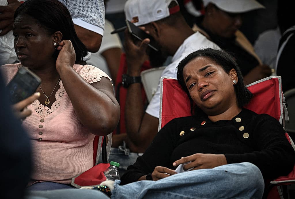 Las autoridades se mantuvieron trabajando en la zona sin parar, pero el miércoles 9 
<b><a href="https://www.univision.com/local/nueva-york-wxtv/dan-por-finalizadas-labores-de-rescate-por-colapso-de-discoteca-en-republica-dominicana-esto-es-lo-ultimo-video" target="_blank">pusieron fin al operativo de rescate de personas vivas</a></b>, mientras muchos siguen esperando noticias.