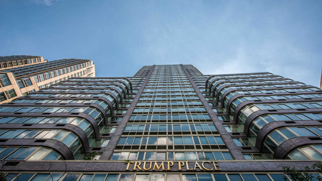 La fachada de uno de los edificios que lleva el nombre de Trump en Riverside Boulevard, en Nueva York.