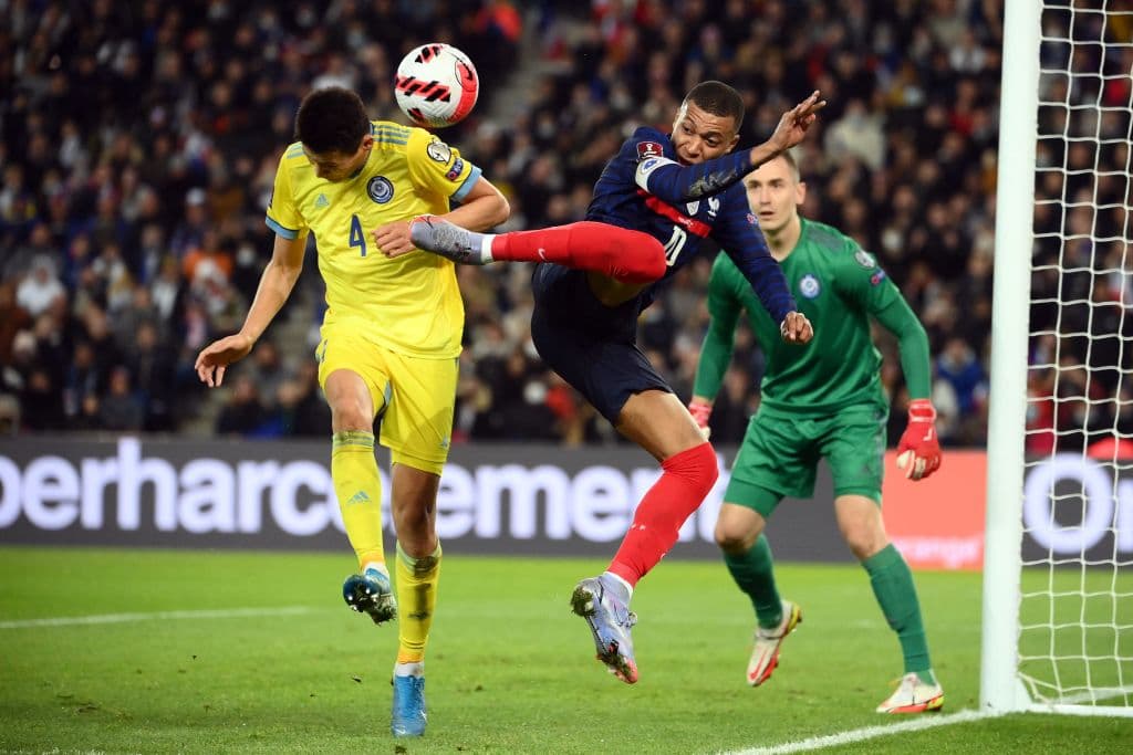 Kylian Mbappé se luce con cuatro goles en la goleada 8-0 de Francia sobre Kazajistán.