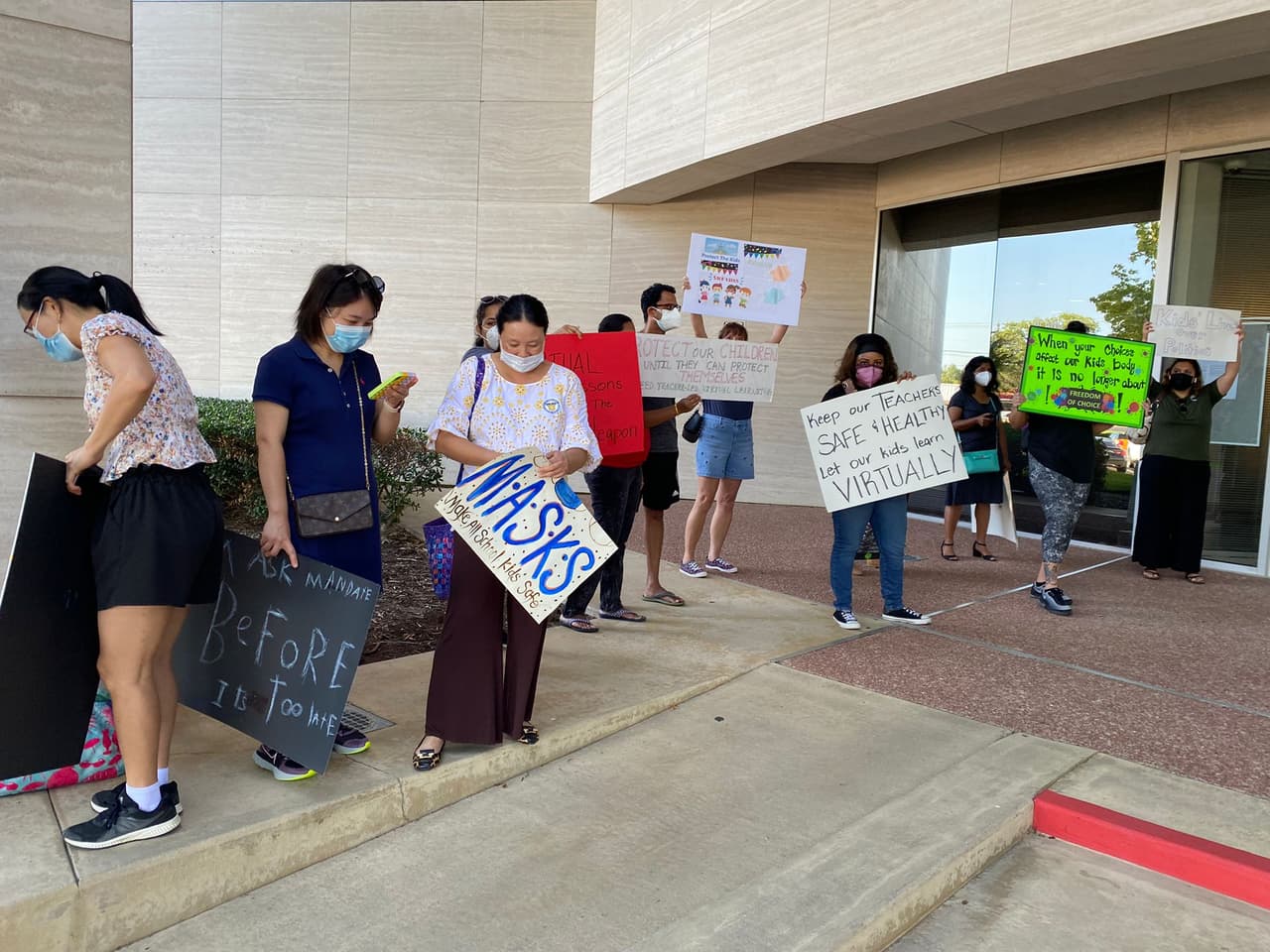 Alrededor de 150 personas con pancartas gritaban opiniones encontradas sobre el uso de mascarilla y clases virtuales.
<br>