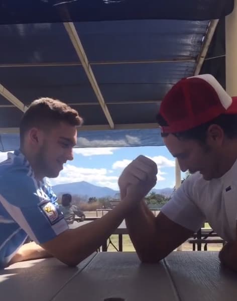 Además, el artista aprovecha para jugar con sus retoños. En esta foto, padre e hijo prueban su fuerza.