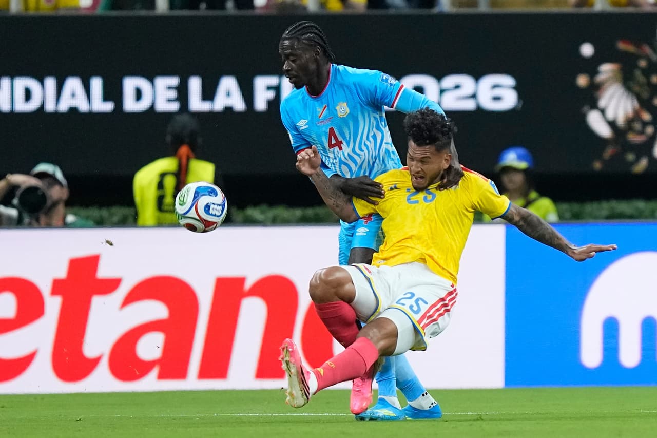 El colombiano Luis Suárez (25) disputa el balón con el congoleño Axel Tuanzebe (4) durante el partido de fútbol del Grupo K de la Copa del Mundo entre Colombia y el Congo en Zapopan, cerca de Guadalajara, México, el martes 23 de junio de 2026.