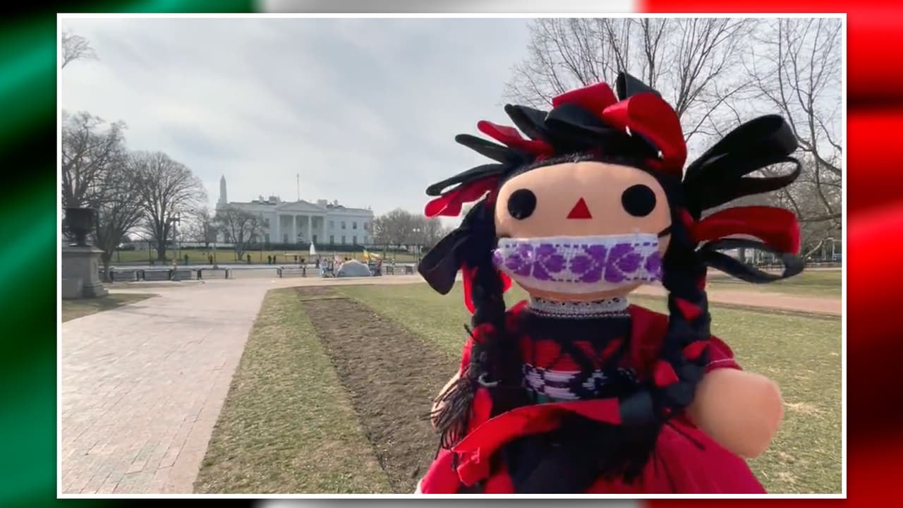 Con la Casa Blanca atrás, la muñeca conocida 
<b>“Lele”, “María”, “Lupita” o “Muñeca de Trapo”</b> pasó por la ciudad de Washington D.C., llevando una parte de la
<b> tradición de la etnia Otomí</b>, originaria del centro de México.