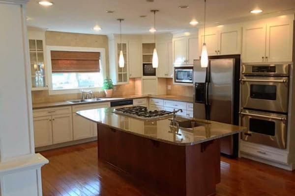 ¡El aclamado escritor John Green piensa dejar su modesto refugio en Indianápolis!