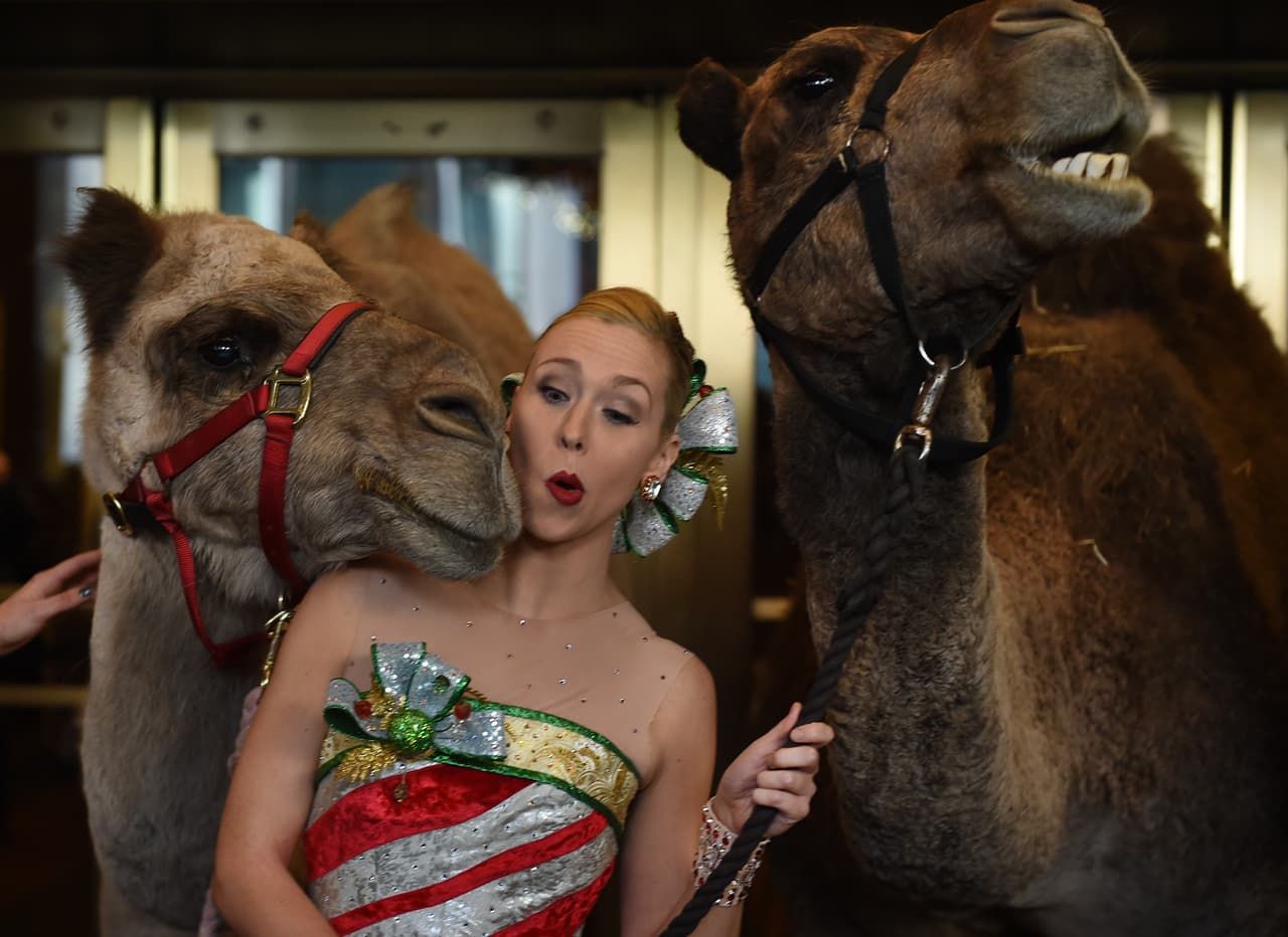 Cuando llegaron al Radio City Music Hall fueron cariñosos con sus compañeras de tarima, las Rockettes.