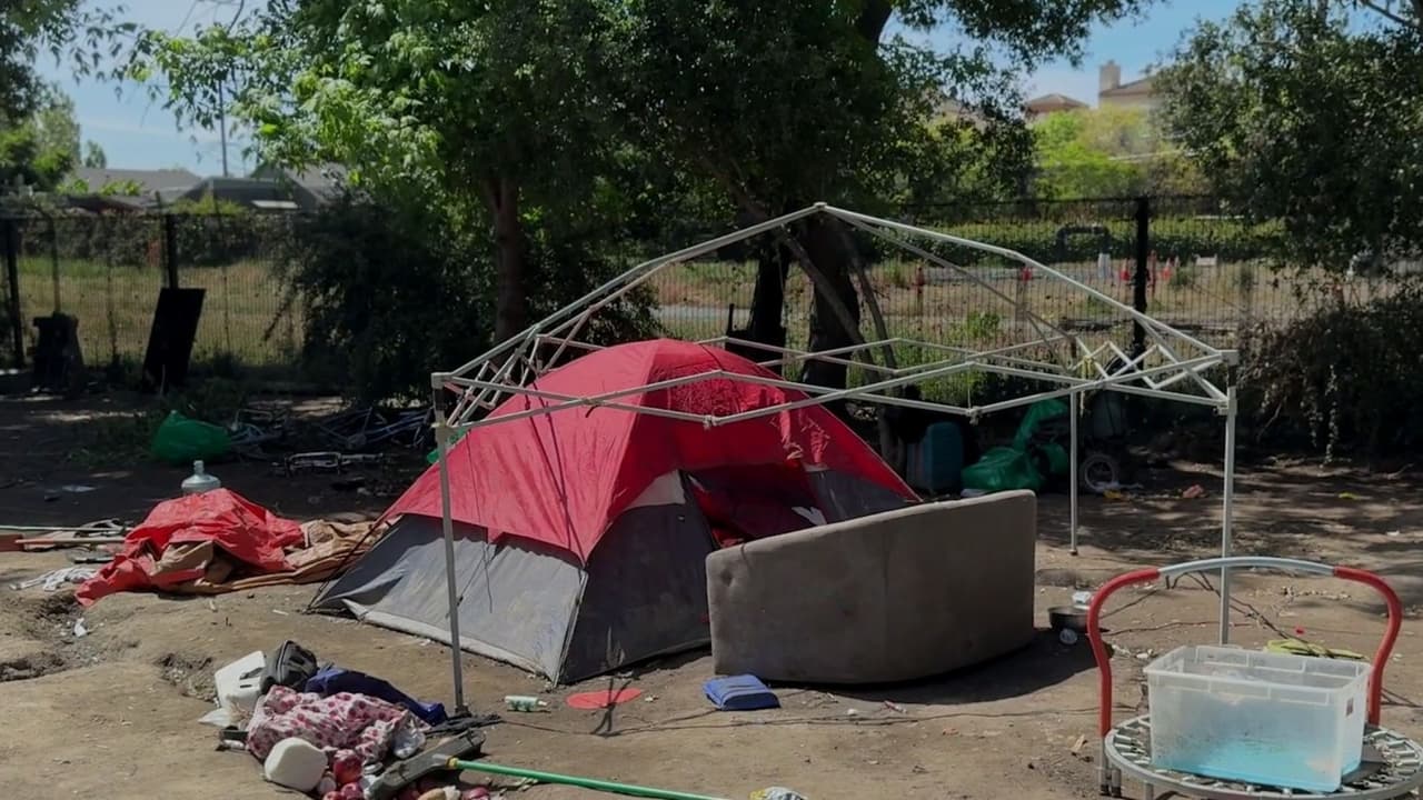 Comienza el desalojo de ‘La Jungla’, uno de los campamentos de personas sin hogar más grande de San José